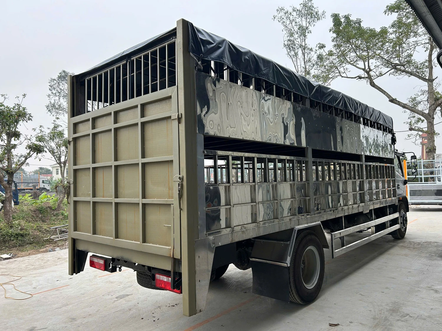 Dongfeng D8 thùng chở gia súc